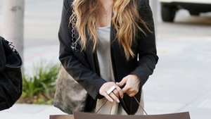 Carmen Electra nu pleaca din casa fara Vuitton!