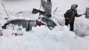 SIGUR NU ȘTIAI ASTA: Cum dai ZAPADA jos de pe MASINA fără să zgârii vopseaua