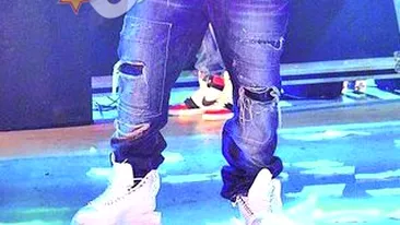 Puya isi drege vocea cu ce prinde, numai alcool sa fie. Din sticla si din pahare, pentru corzile vocale