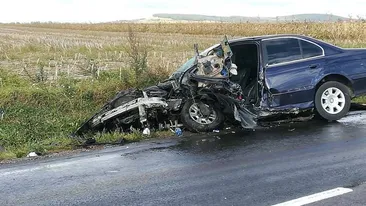 Teribilist la 19 ani. Șoferul unui BMW a făcut prăpăd într-un sat din Iași: un mort și doi răniți