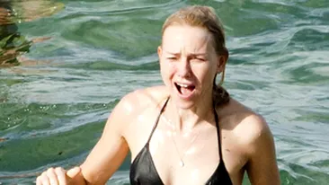 Ce costum de baie de bunicuta si-a luat Naomi Watts!