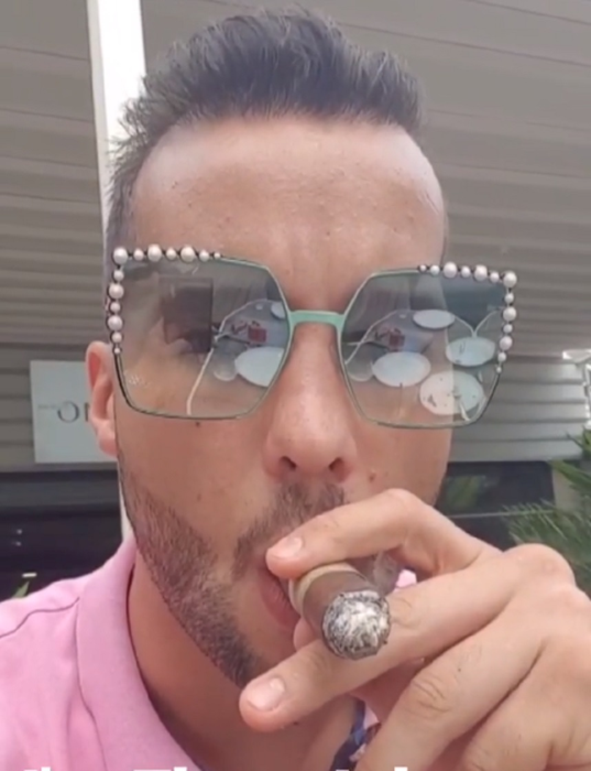 Bianca Drăgușanu și Tristan au ieșit în oraș cu fratele „frumușelului”! Cum s-a filmat iubitul blondinei cu ochelarii ei