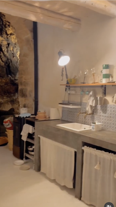 A lăsat Amsterdamul pentru o peșteră din Sicilia! Cât a plătit și cât o costă lunar viața în casa desprinsă din filme