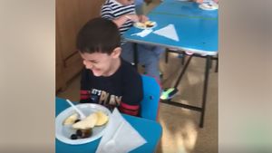 Băiețel pocnit peste față de educatoare la o grădiniță din Fetești! Chiar ea a filmat totul VIDEO