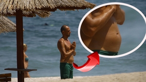 Photoshop vs Paparazzii! Oreste are corp de “Adonis” doar în revistele glossy, dar la plajă burta i se revarsă!