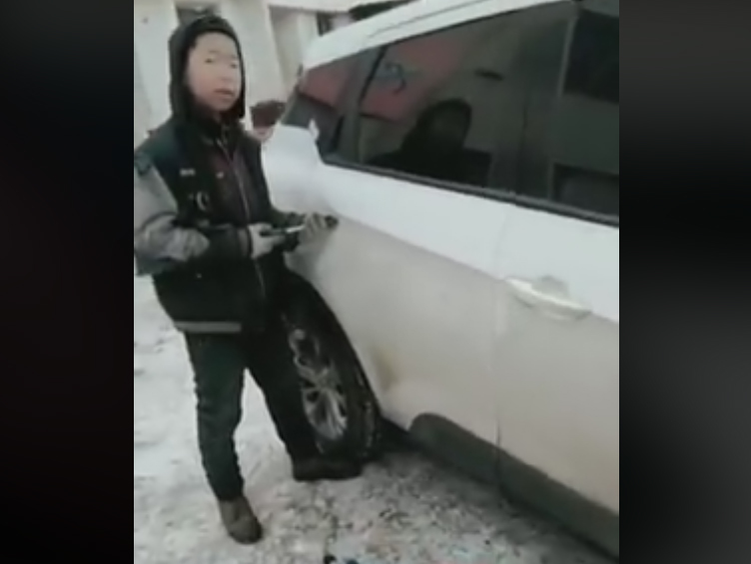 Invenţie ingenioasă! Acest tânăr şi-a improvizat maşina cu un mâner din fier! Uite cum arată “bijuteria“