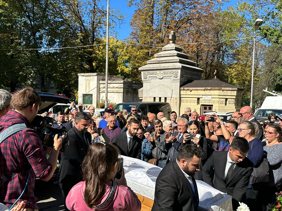 Alexandru Arșinel a fost înmormântat în cimitirul Bellu, duminică, în jurul prânzului. A fost condus pe ultimul drum de peste 200 de oamani (Foto: CANCAN.RO)