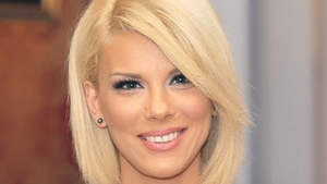 Transformarea TOTALA a unei blonde din showbiz! Si-a pus extensii, s-a facut roscata si si-a marit buzele. O recunosti?