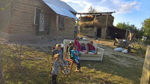 Preotul care rupe barierele. A dat jos sutana şi toarnă beton pentru a zidi o casă săracilor din Iaşi