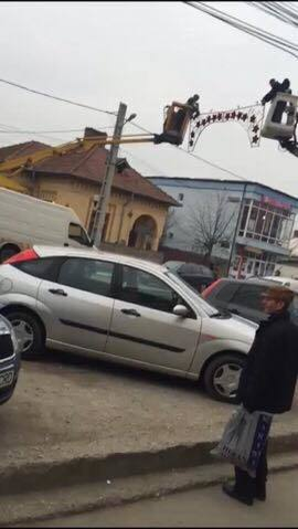 În urma reacţiilor populaţiei, autorităţile din Filiaşi au decis să schimbe toate decoraţiunile de iarnă în formă de chiloţi