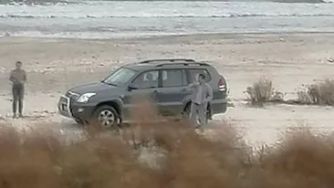 Au reapărut teribiliștii pe litoral. Ce au făcut doi turiști cu mașinile, pe plajă - riscă amenzi colosale