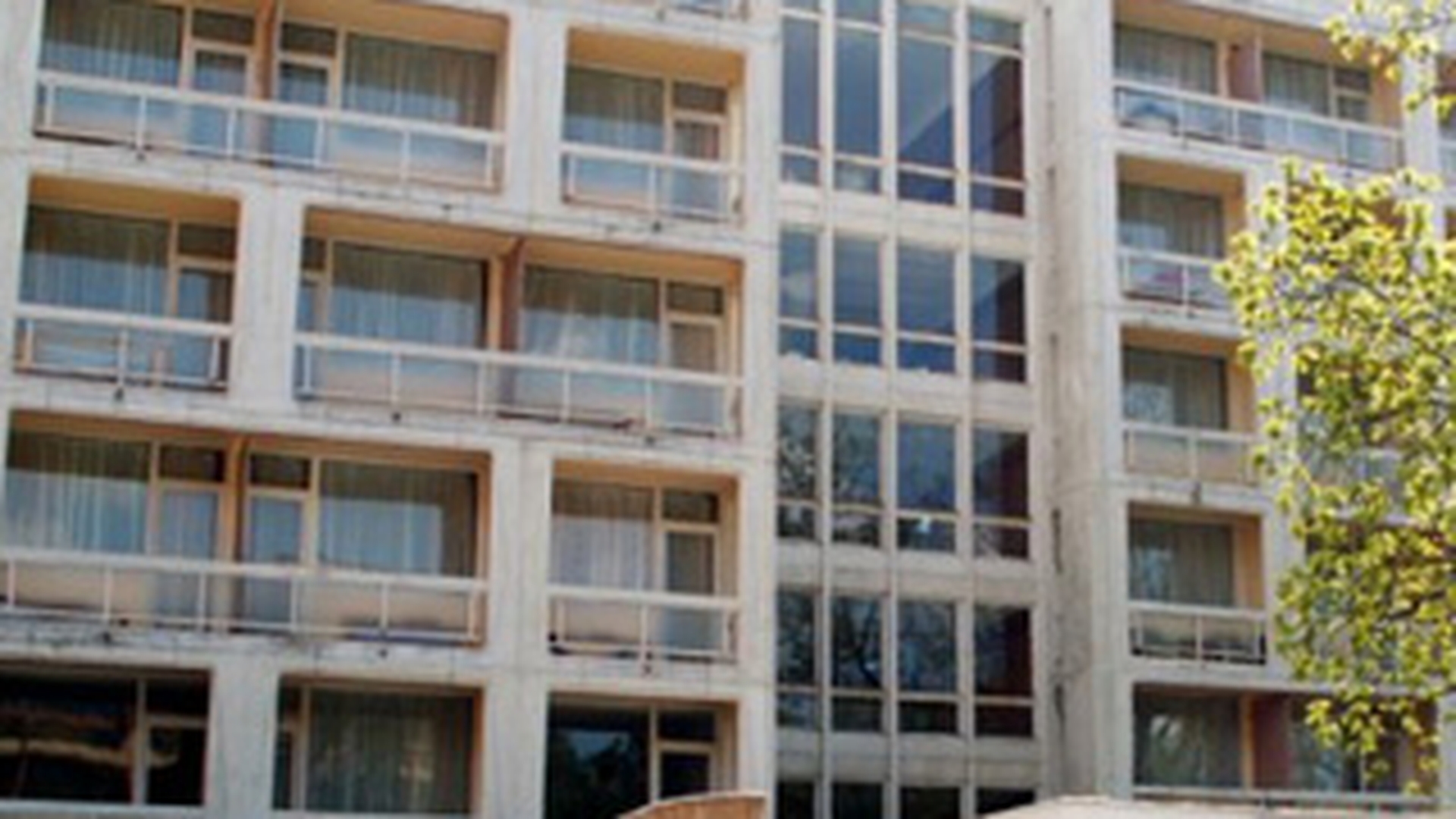 O tanara a cazut de la etajul al cincilea al unui hotel din Neptun