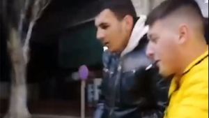 Râzi cu lacrimi! Ce au făcut doi tineri din Brăila azi-noapte, speriați de cutremur. Imaginile au devenit virale în România