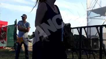 Uite cum danseaza cea mai batrana fana a celor de la Suie Paparude! A dat din cap pe muzica electronica!