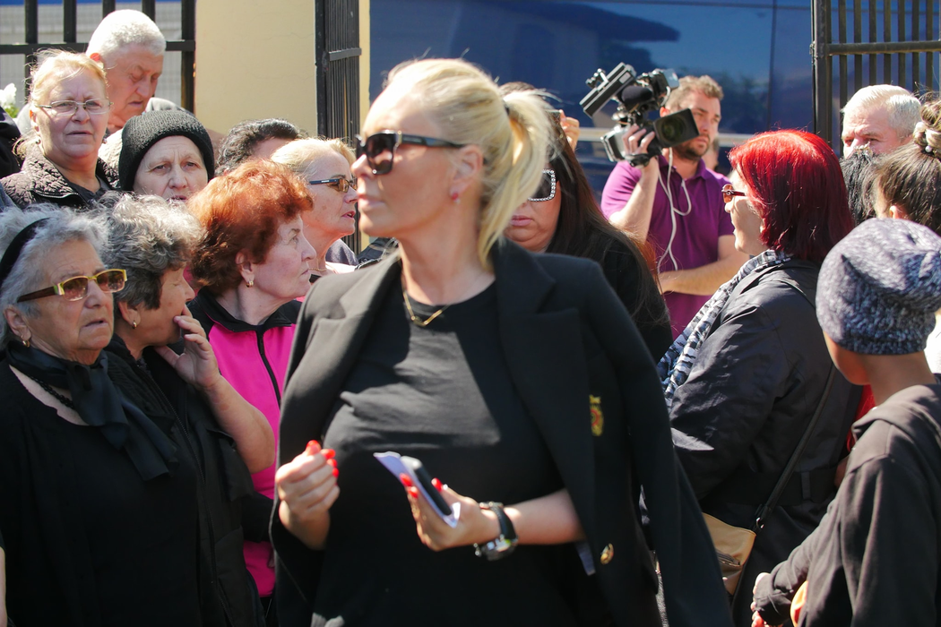 Vica Blochina, Oana Roman, Cătălin Botezatu și Raluca Bădulescu, distruși de durere la înmormântarea lui Răzvan Ciobanu. FOTO EXCLUSIV