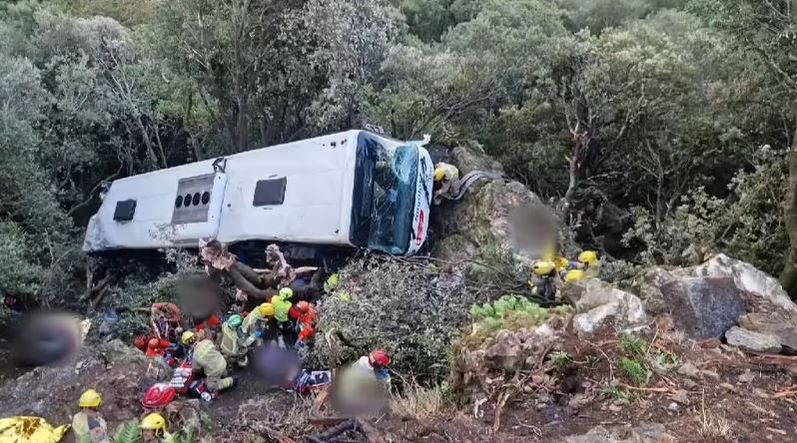 Un autocar a căzut într-o râpă de 20 de metri! Peste 80 de persoane au fost rănite în accidentul din Spania