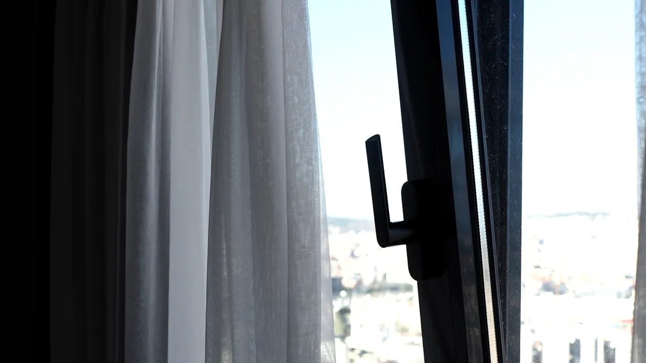 Cum se aerisește casa pe timp de iarnă. Câte minute trebuie ținut geamul deschis