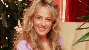 Curaj nebun! O prezentatoare a iesit in prosop si in picioarele goale afara! Te ia cu friguri numai cand o vezi