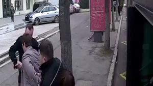 Clipe de coșmar pentru un constănțean, după ce a fost încătușat pentru că asculta manele într-un autobuz! Ce l-au pedepsit polițiștii la secție