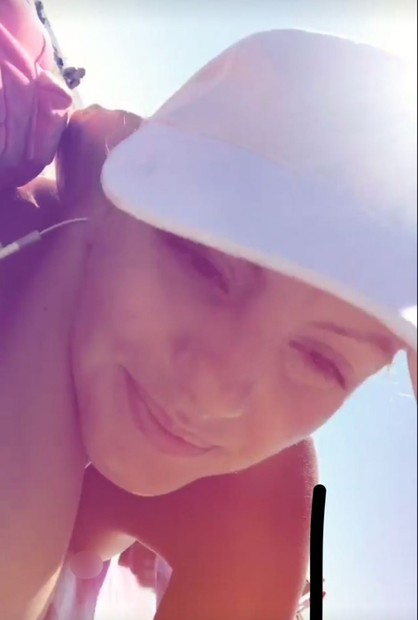 Alexandra Stan s-a pozat topless, la plajă.