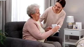 Badantele românce nu mai vor să stea în Italia. Salariile au crescut semnificativ în România