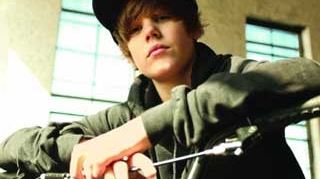 Nu te-ai fi gandit niciodata! Afla ce vedeta mai batrana cu 24 de ani a fost cucerita de Justin Bieber!