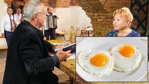 De necrezut! Câți lei costă două ouă ochiuri la "Lacrimi și Sfinți", restaurantul lui Mircea Dinescu din București