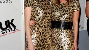 Cui ii sta mai bine? Jaime King si Nicky Hilton s-au imbracat la fel la o petrecere