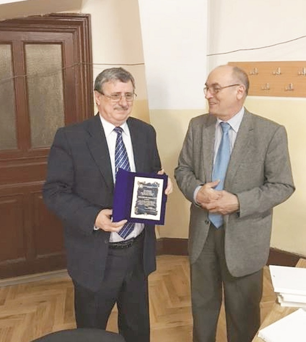 Profesorul Nicolae Papacu, premiat de Radu Gologan, preşedintele Societăţii de Ştiinţe Matematice din România