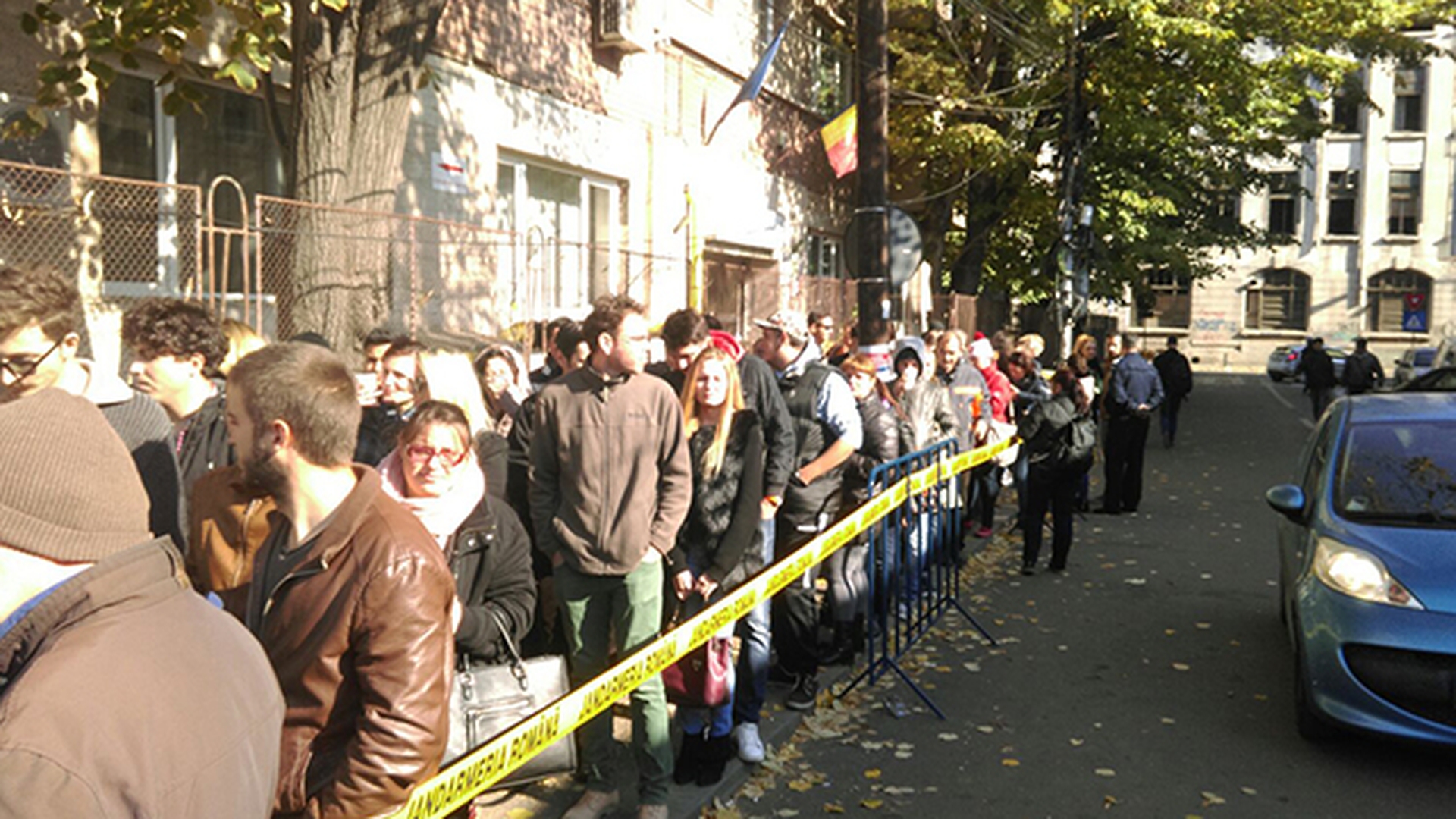 Coada la Centrul de Transfuzii! Bucurestenii au venit sa doneze sange pentru victimele de la clubul Colectiv.