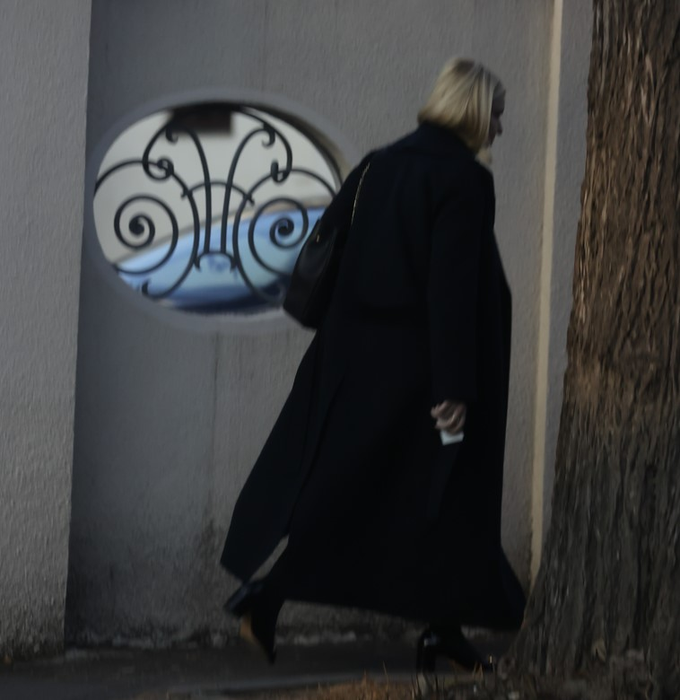 Karina părăsește clădirea unde tatăl ei are biroul (SURSA FOTO: CANCAN.RO)