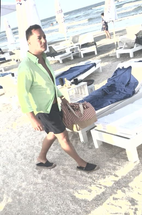 Hector Bitar se plimbă printre șezlonguri