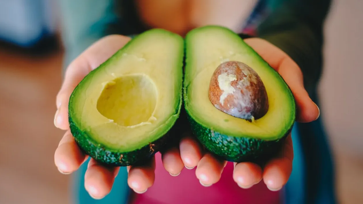 Ce se întâmplă dacă mănânci un avocado pe zi. Studiul care arată efectele asupra colesterolului și inimii