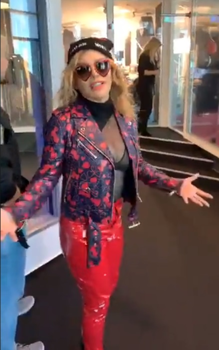 Loredana Groza, apariție neașteptată la o emisiune de la radio! Ce mesaj avea scris pe căciula
