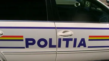 Scene incredibile în Capitală! Şofer reţinut după ce a spart geamul unei maşini de poliţie şi a muşcat de mână un agent