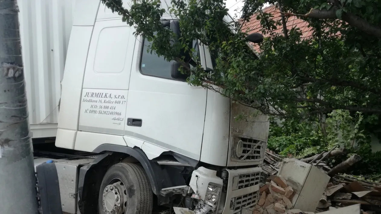 O femeie a fost rănită după ce i-a intrat un TIR în casă! 