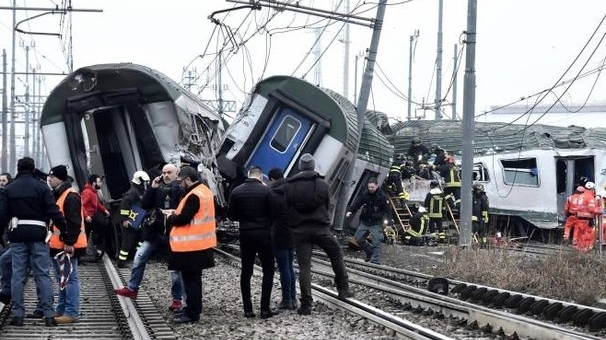 Cel puţin doi morţi şi zece răniţi în Italia, după ce un tren a deraiat