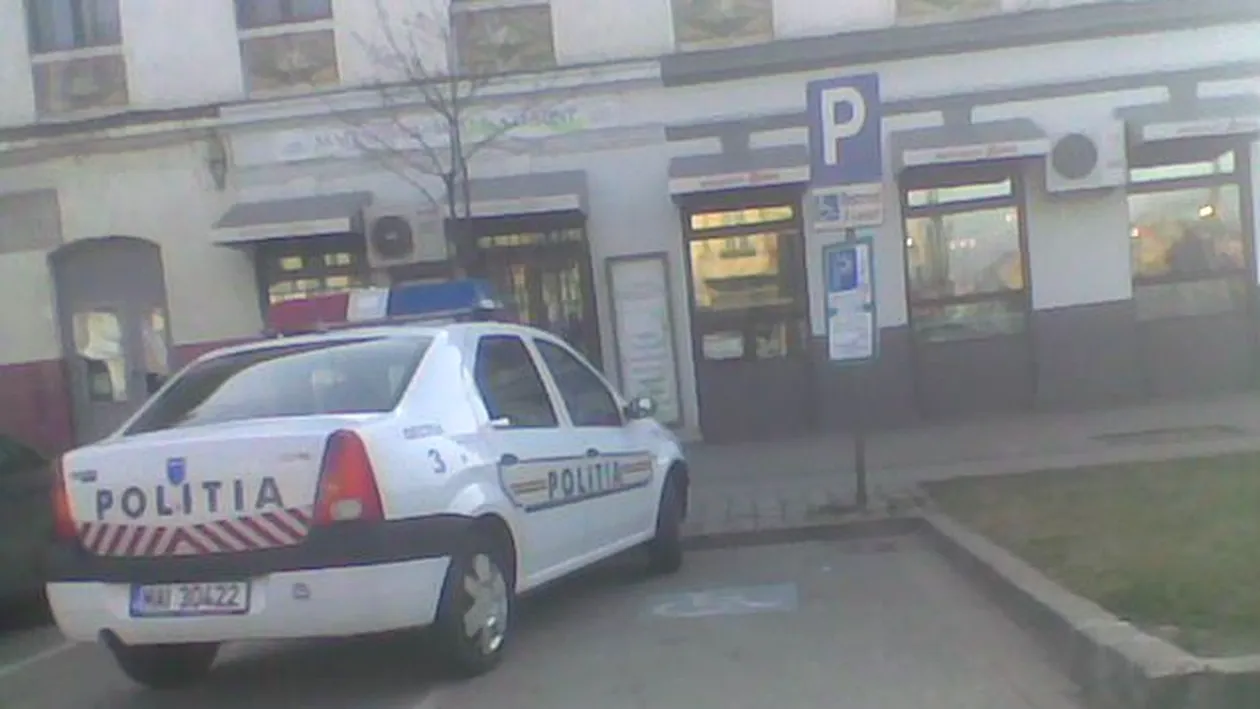 Acest poliţist din Dolj este anchetat după ce a blocat în mod intenţionat cu maşina de serviciu alte autoturisme, într-o parcare!