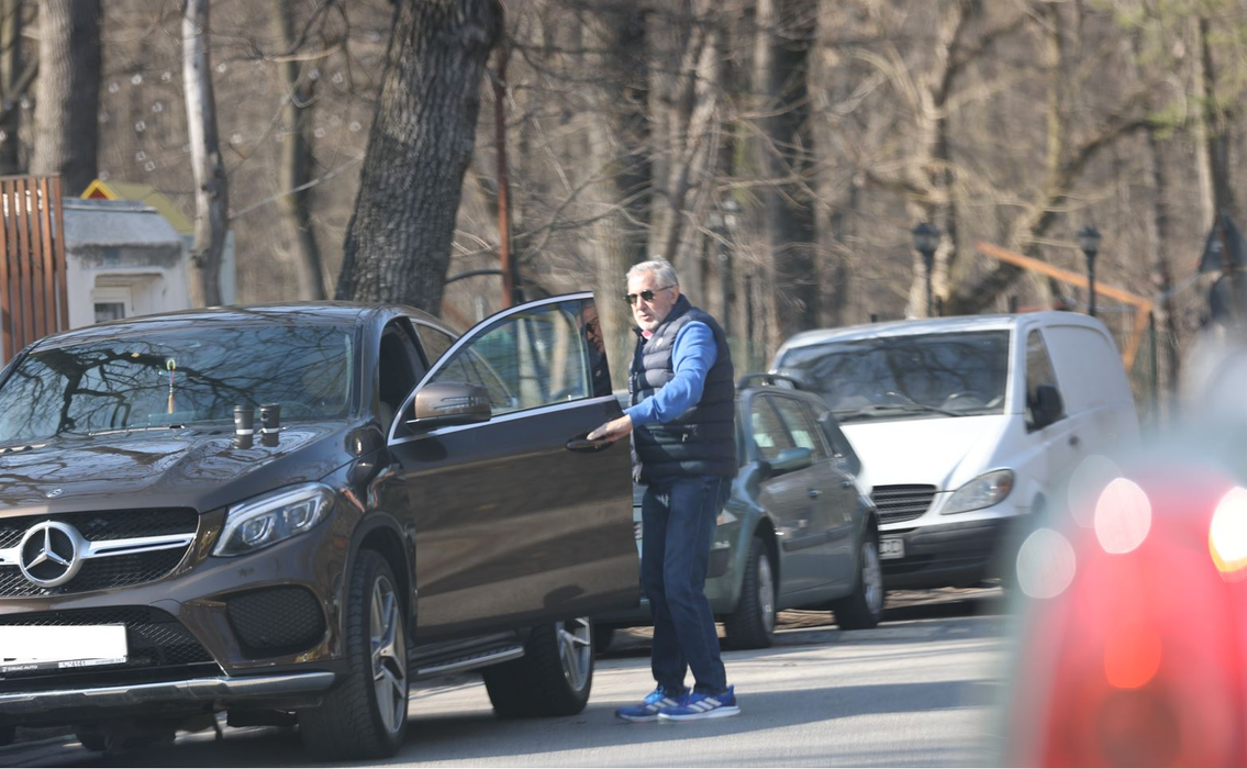 Ilie Năstase deschide portiera (Foto: CANCAN.RO)