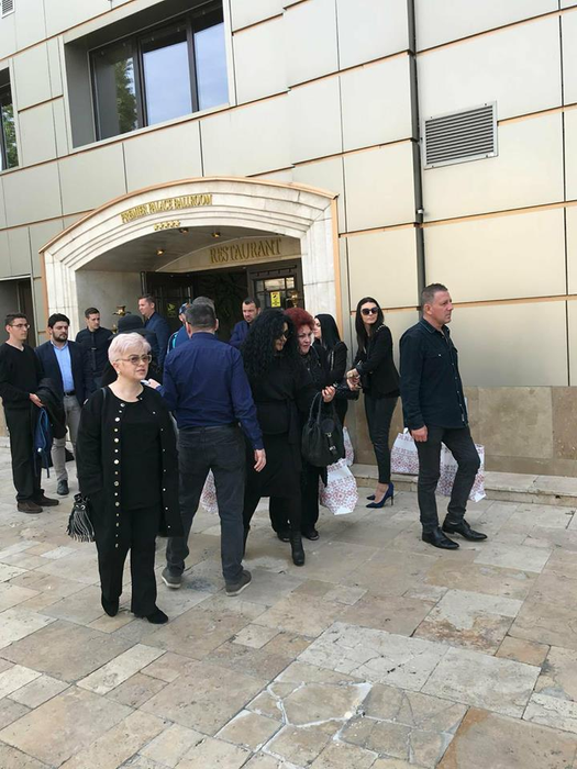 Elena Merișoreanu a plecat cu o sacoșă uriașă de la parastasul de lux al Ionelei Prodan. Vezi ce a primit