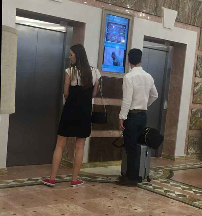 Primarul Sectorului 3 şi iubita sa aşteaptă liftul