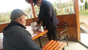Un primar din Olt s-a transformat în asistent comunitar. Cum vede un sătean cu simptome de COVID-19, îl și testează