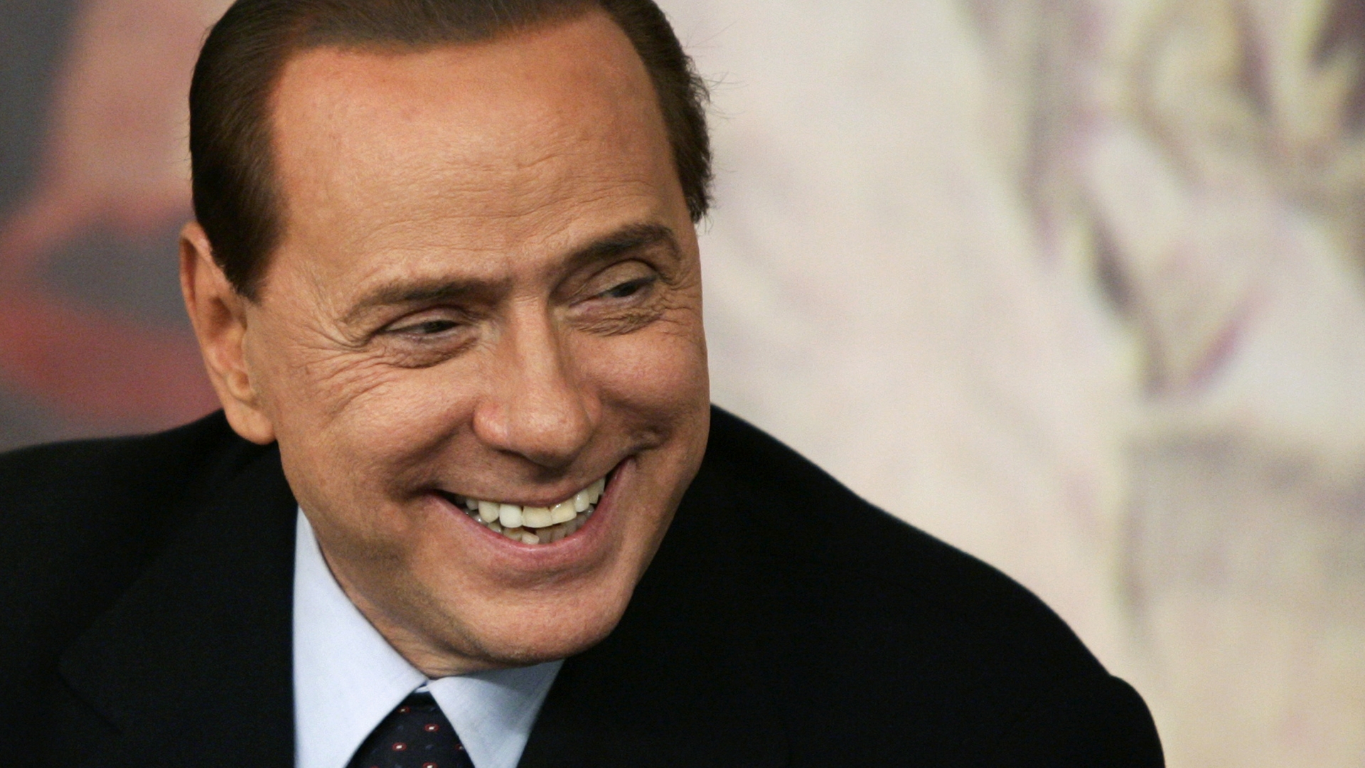 Silvio Berlusconi, 76 de ani, şi-a anunţat logodna cu Francesca Pasle, 27 de ani, deşi este în continuare căsătorit!