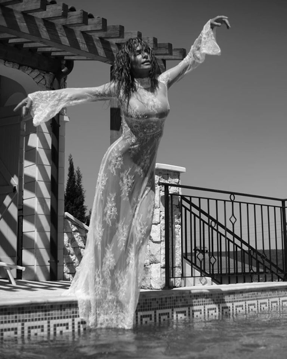 Anna Lesko, fotografiată complet goală în piscină! Doar o rochie transparentă îi acoperea corpul înainte să intre în apă