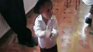 VIDEO super tare! Uite cat de amuzanti sunt puradeii astia cand danseaza pe muzica tiganeasca!