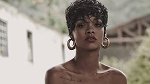 Fotografii TOPLESS cu Rihanna! Fanii sunt in delir, iar imaginile sunt incendiare! Cat de apetisanta este cantareata