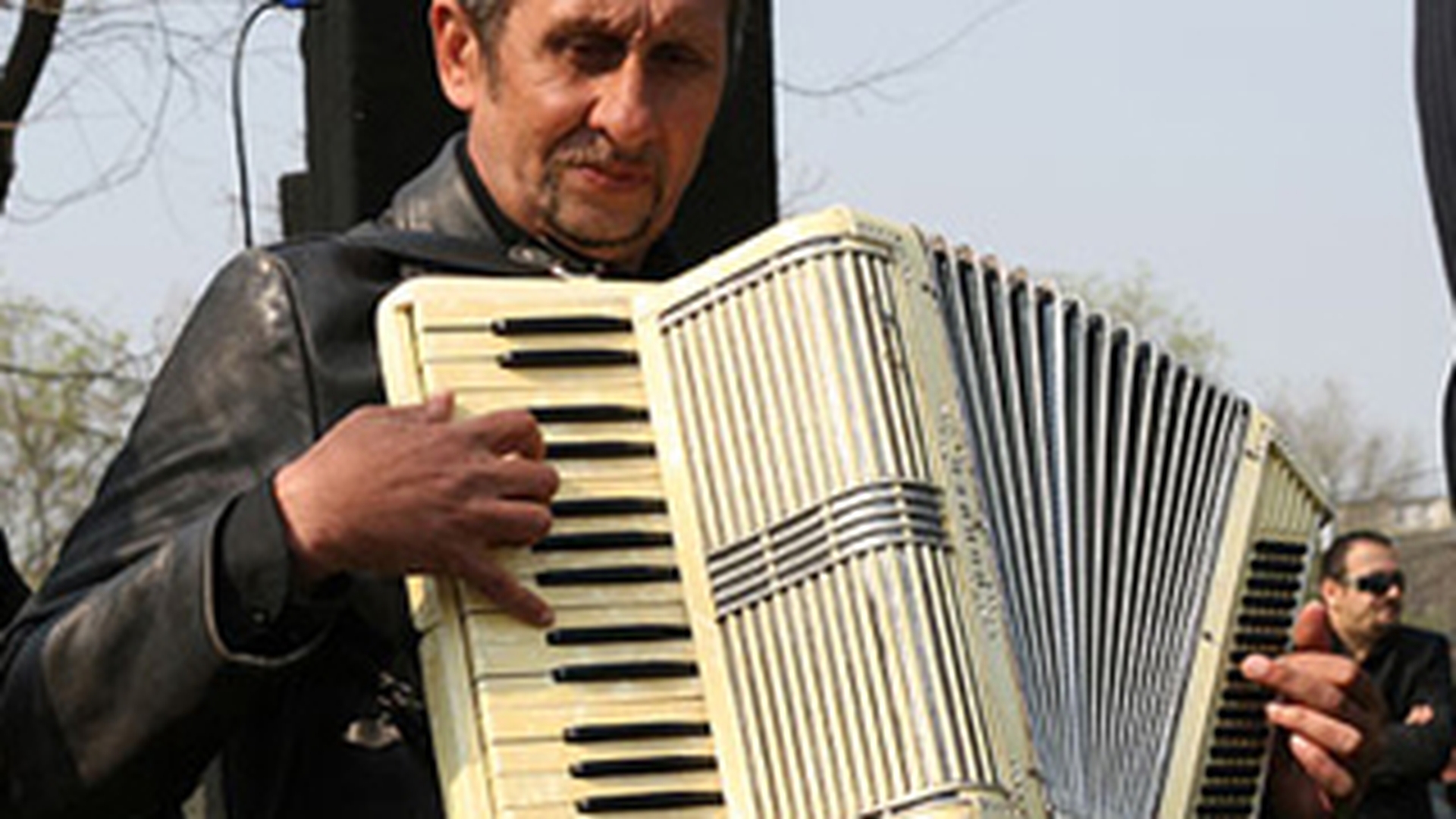 Un lautar roman terorizeaza englezii cu colinde cantate la acordeon