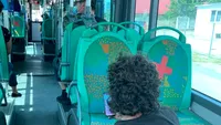 Imaginea din autobuz a unui bărbat din Cluj s-a viralizat. Martor: „I-am strâns mână când am coborât”. FOTO