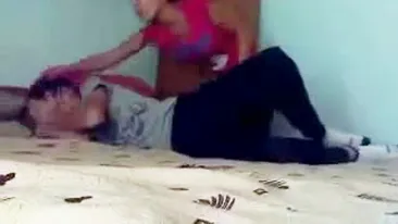 Baiatul asta a ajuns de rasul Internetului, dupa ce iubita l-a “uscat” in bataie si a postat filmuletul pe Facebook!