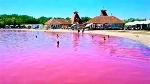 Lacul roz cu ape vindecătoare de lângă România! Destinația perfectă pentru vacanță